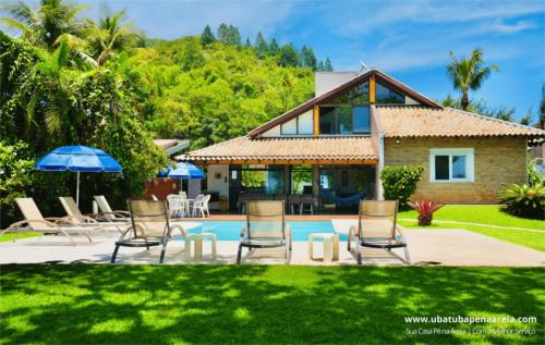 Casa e piscina vistas do gramado