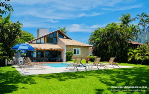 Jardim, piscina e fachada da casa