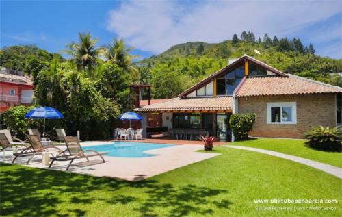 Casa vista da borda da piscina