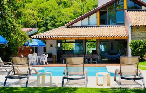 Piscina com a varanda coberta ao fundo