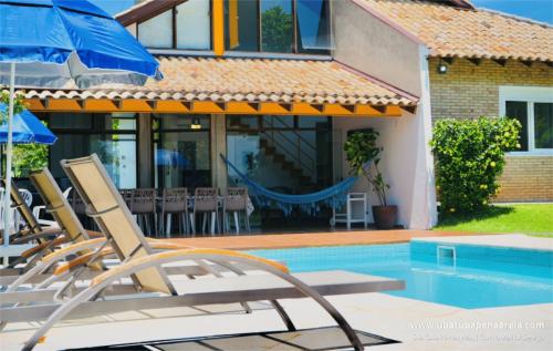 Piscina e varanda com rede