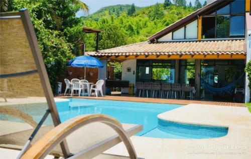 Espreguiçadeiras ao lado da piscina