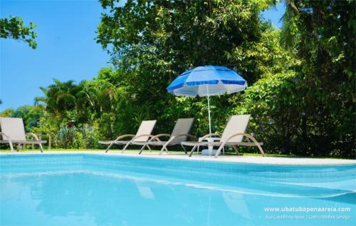 Piscina com guarda-sol e vista do mar
