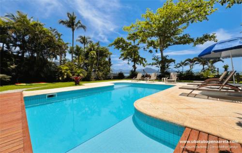 Piscina com vista das ilhas de Ubatuba