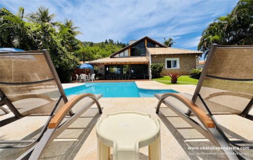 Espreguiçadeiras e mesa junto à piscina