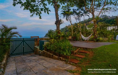 Acesso do jardim ao deck e à praia