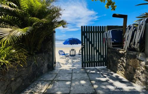 Portão de acesso direto à Praia das Toninhas