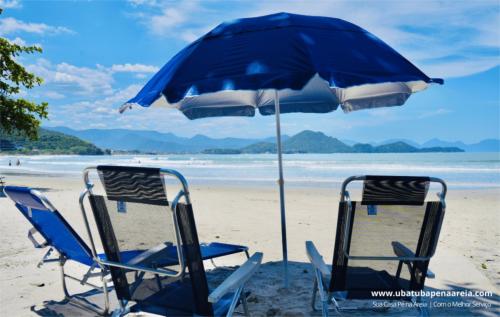 Cadeiras e guarda-sol na areia da Praia das Toninhas