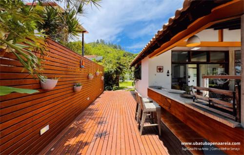 Corredor de deck ao lado da churrasqueira