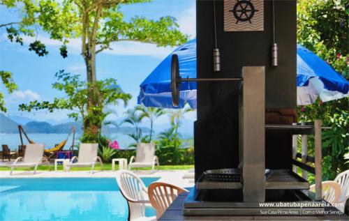 Churrasqueira com piscina e mar ao fundo