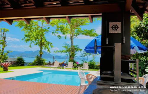Churrasqueira com vista da piscina