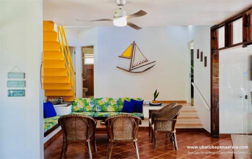 Sala de estar com escada para o mezanino