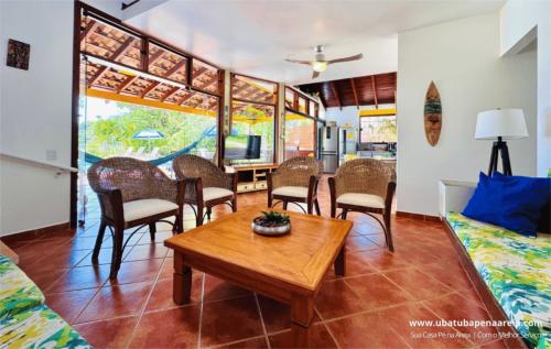 Sala de estar com sofá e mesa de centro