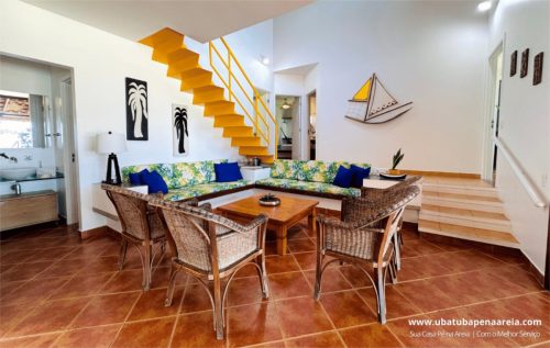 Sala com acesso ao lavabo e aos quartos