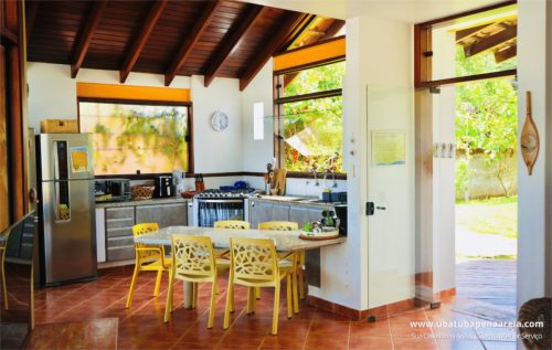 Cozinha com mesa e acesso à varanda