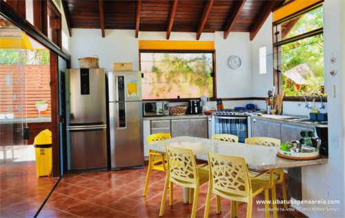 Cozinha ampla com mesa para refeições