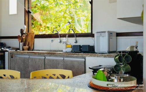 Bancada da cozinha com pia e utensílios