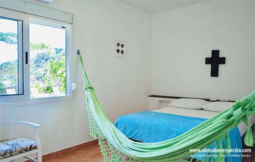 Suíte 1 com cama de casal, rede e janela