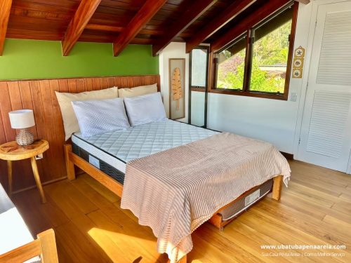 Suíte 5 do mezanino sob telhado de madeira