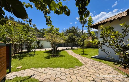 Acesso ao estacionamento pelo jardim